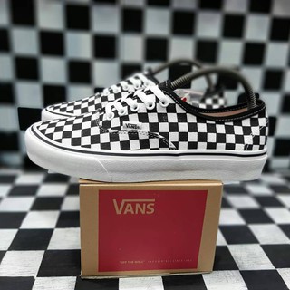 รองเท้าผ้าใบ Vans CHECKERBOARD สีดํา สีขาว