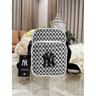 NewYork Yankees Monogram Crossbody Bag กระเป๋าสะพายสไตล์สปอร์ตทรงเหลี่ยมดีไซน์สุดฮิตรุ่นยอดนิยมจาก Yankees Factory Outle