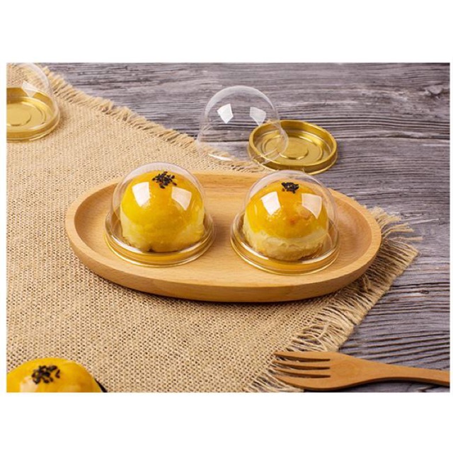 The Queen Bakery *พร้อมส่ง* กล่องโดมฝาใส ฐานสีทอง หรือ ฐานสีน้ำตาล หรือ ฐานสีชมพู 5.5ซม สูง 5.5ซม 50ใบ อุปกรณ์เบเกอรี่
