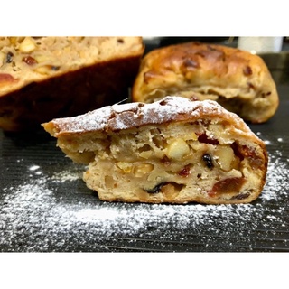 Stollen ขนมปังเนื้อนุ่ม หอมเนย ฉ่ำผลไม้