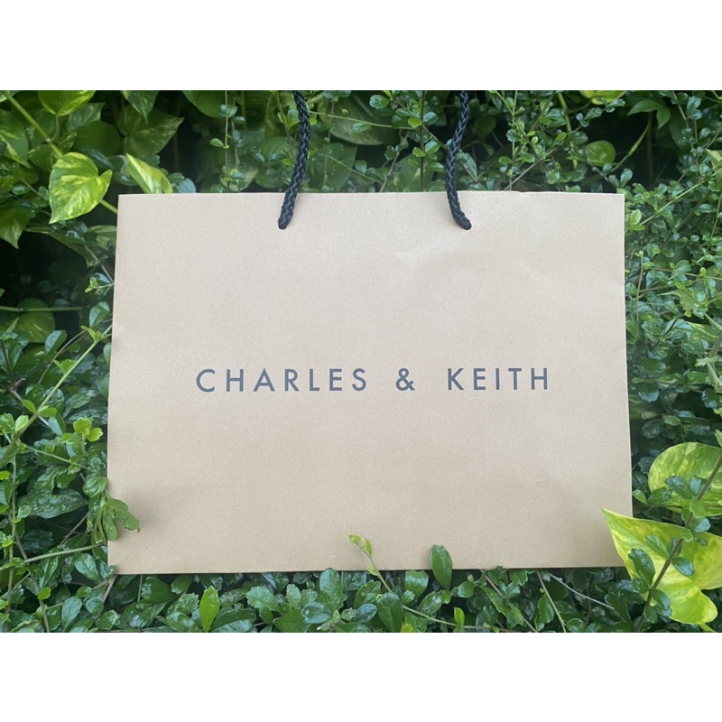 SALE 🔥 ถุงกระดาษ CHARLES &amp; KEITH | Size M