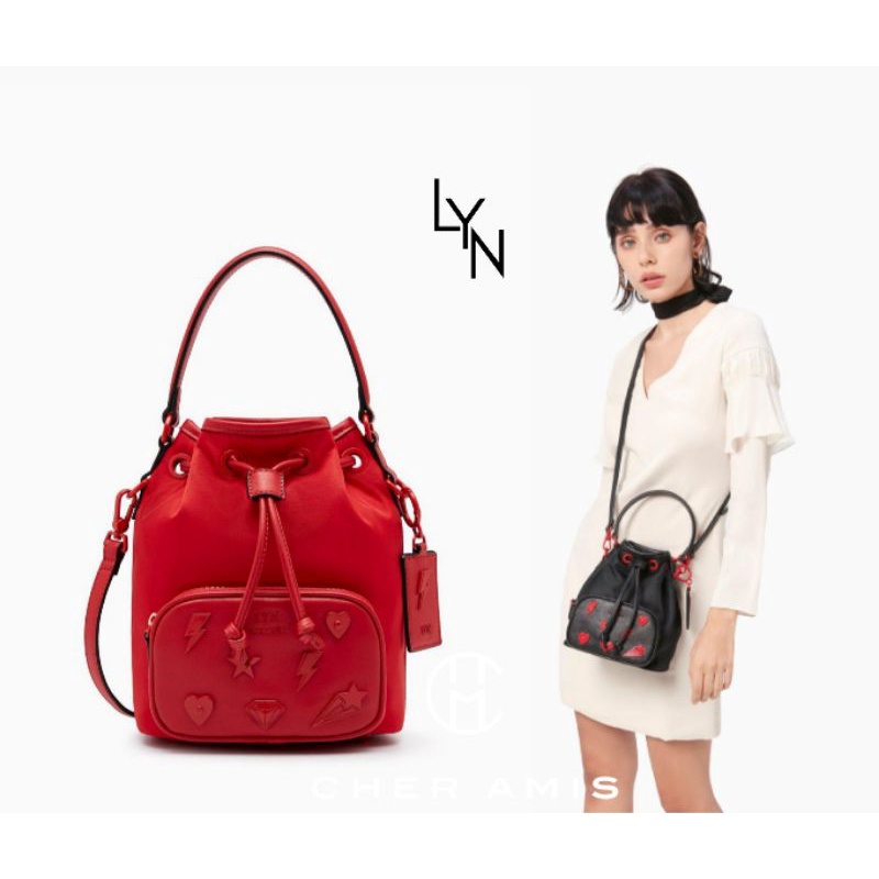❤ LYN ของแท้จาก Shop📌 ( มีแต่สีแดงค่ะ ) LYN HEARTBEAT BUCKET BAGS รหัส LL20FBF015 กระเป๋าลินน์ของแท้