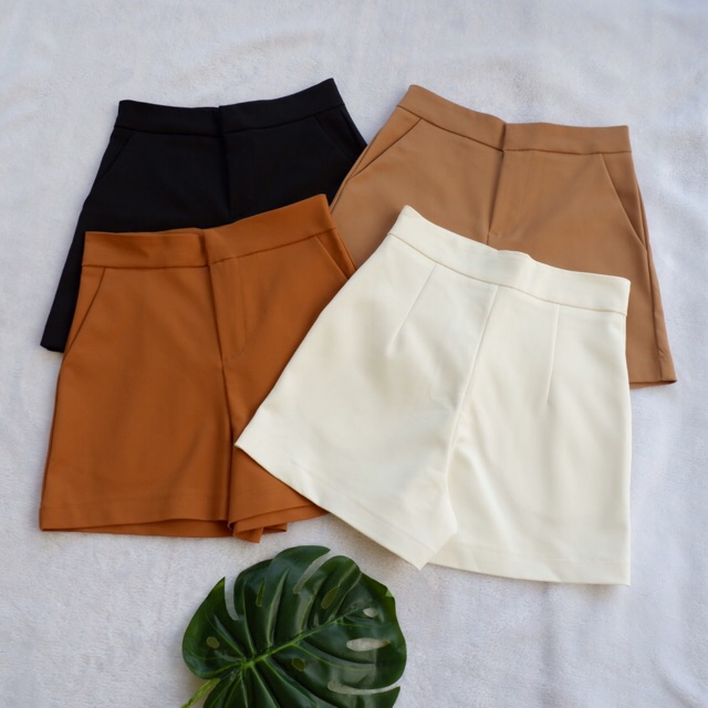 เรียบหรูดูแพงสุดด กางเกงขาสั้นผ้ายืดเอวสูง  ผ้ายืดเด้ง ใส่สบาย ดูเรียบร้อย แต่งงกระเป๋า 2 ข้าง ซิบหน้า