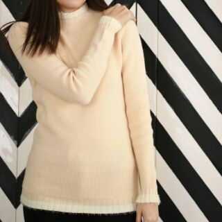 Lily Sweater
เสื้อไหมพรมเนื้อดี เพิ่มความสวยด้วยปลายตกแต่งขนมิ้ง