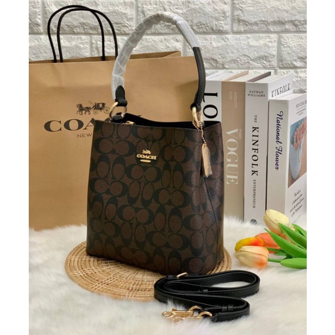COACH SMALL TOWN BUCKET BAG IN SIGNATURE((2312))