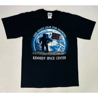 เสื้อยืดผ้าฝ้ายพิมพ์ลายแฟชั่น เสื้อยืด พิมพ์ลาย Kennedy Space Center One Giant Leap สําหรับผู้ชาย