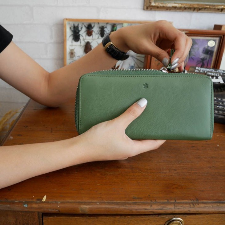 CHOTI By WALLER กระเป๋าสตางค์ซิปรอบหนังแท้รุ่นขุมทรัพย์ สีน้ำเขียว กระเป๋าเงินเรียกทรัพย์ ถูกโฉลก