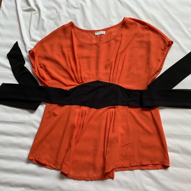 เสื้อมือสองสภาพดี สีส้ม size M ราคาถูก ผ้าชีฟอง ผูกเอวโชว์หุ่นสวย แบรนด์ EXT