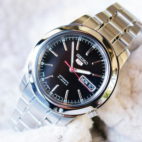นาฬิกาข้อมือ Seiko watch Automatic รุ่น SNKE53K1 สายแสตนเลสสีเงิน หน้าปัดดำสุดหรู ประกันศูนย์1ปีเต็ม