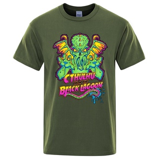 เสื้อผ้าผชเสื้อยืดแขนสั้น ผ้าฝ้าย ทรงหลวม พิมพ์ลายการ์ตูน Cthulhu From The Black Lagoon แฟชั่นฤดูร้อน สําหรับผู้ชายS-5XL