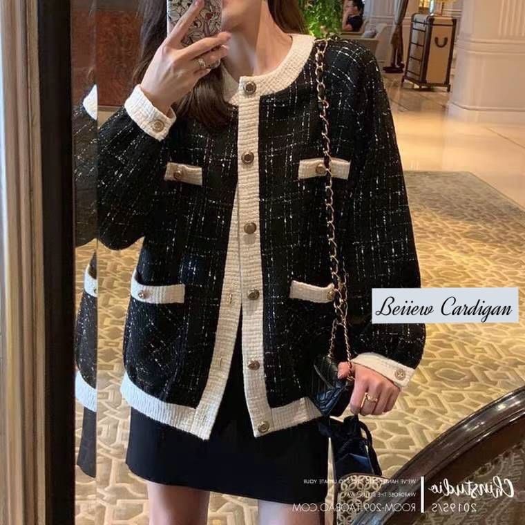 เสื้อคลุมคาร์ดิแกนมาแล้ว บอกเลยทรงสวยมากกกกกก ทอลายแพทเทิร์นมินิมอลเบาๆ  กระดุมเงินสลักลายหรูหราเวอร์ ดีเทลดี งานละเอียด - รูปที่ 2