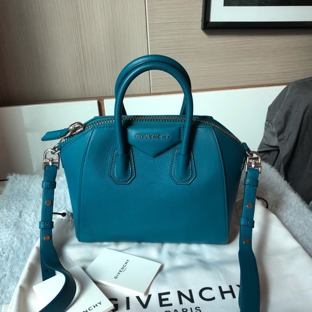 Used givenchy antigona mini สีฟ้าอมเขียวนิดๆ สภาพดีค่า มีร่องรอยการใช้งานทั่วไป อุปกรณ์ การ์ด ถุงผ้า