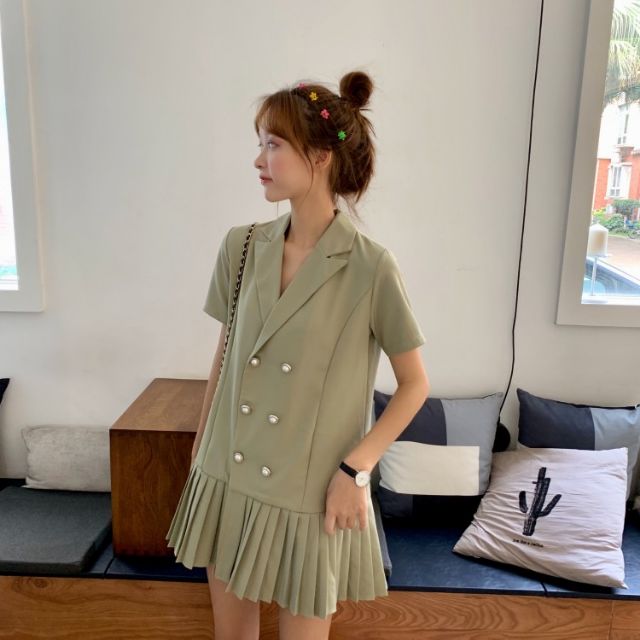 KAPAN 🌸พร้อมส่ง🌸 เดรสสั้น กระโปรงพลีท คอปก กระดุมมุก ผ้าNylon มี2สี เขียว,ดำ ฟรีไซส์ KP154