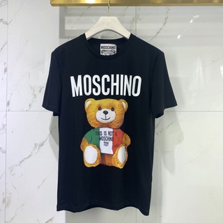 M0schin0 เสื้อยืดคอกลม แขนห้าส่วน พิมพ์ลายธงชาติหมี แฟชั่นฤดูร้อน สําหรับผู้ชาย 2023