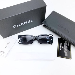 CHANEL CC WHITE LOGO OVERSIZE SUNGLASSES IN BLACK แว่นตากันแดด แบรนด์ชาแนล สกรีนตัวหนังสือ CC สีขาว กัน uv400 เลนส์สีดำ