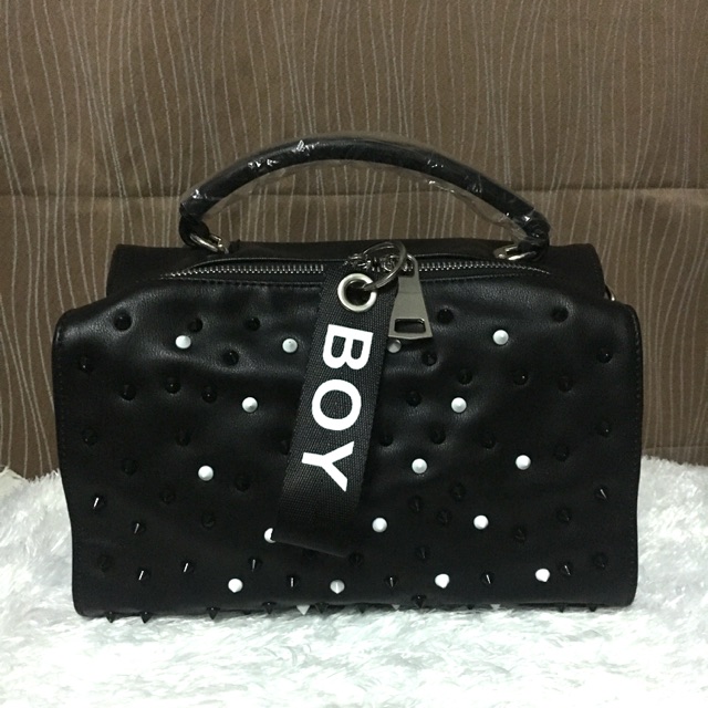 กระเป๋าแฟชั่นแต่งหมุด ทรงหมอนสไตล์ Boy London