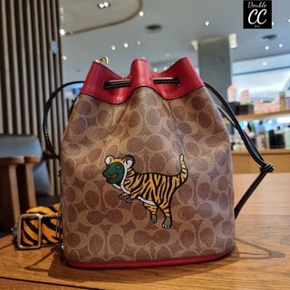 (แท้ 💯%‼ Factory) CO ACH C7769 LUNAR NEW YEAR FIELD BUCKET BAG IN SIGNATURE CANVAS WITH TIGER REXY