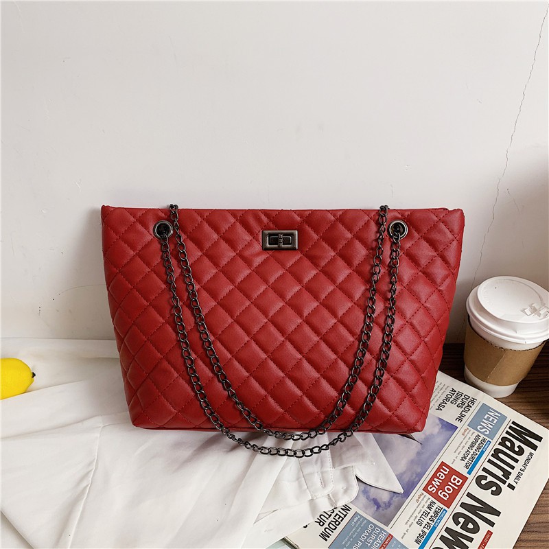 กระเป๋าสะพายข้างหนังนิ่ม กระเป๋าช้อปปิ้งสายโซ่ ขนาด11*30*21มี5สี รหัสBB1