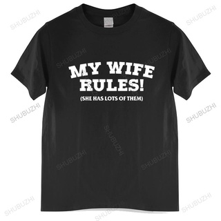 เสื้อยืดผ้าฝ้าย เสื้อยืดผ้าฝ้าย พิมพ์ลาย MY WIFE RULES - FUNNY PRINTED MENS สําหรับผู้ชาย