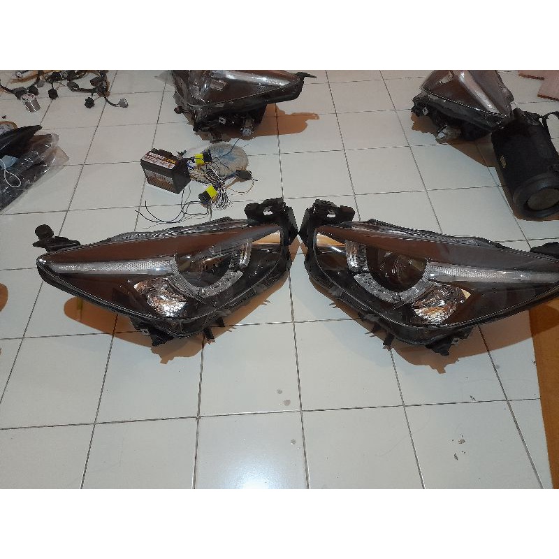 ไฟหน้าตัวท็อป mazda2