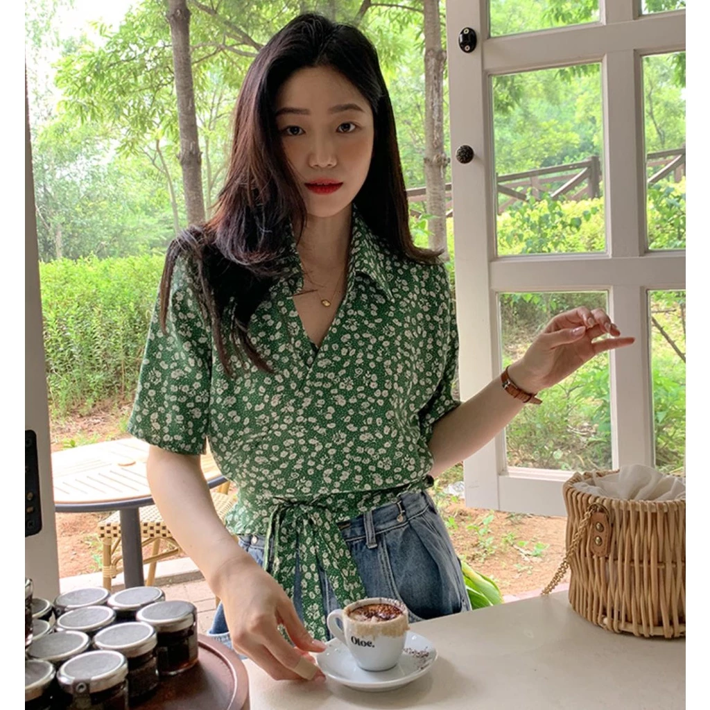 เสื้อผูกเชือกหน้า ลายดอกสีเขียว แขนสั้นคอวี สไตล์เกาหลีวินเทจ thumbnail 4
