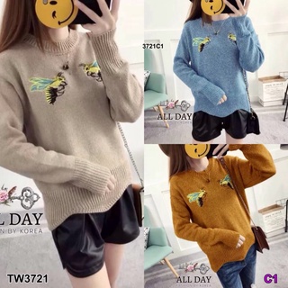 👗Pfashion [ส่งไว!!🚛] P3721 เสื้อไหมพรม แบบสวม ที่อกปักรูปผึ้งคู่ A knitted sweater with a double bee-embroider