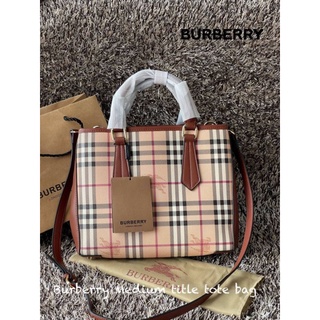 กระเป๋าสะพาย ทรงคลาสสิค Burberry Medium title tote bag