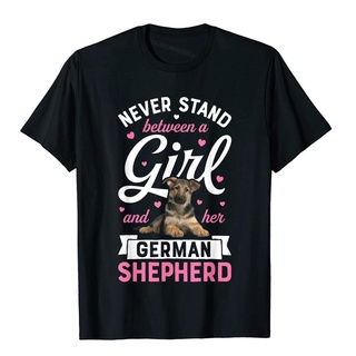 เสื้อยืดผ้าฝ้าย เสื้อยืด ผ้าฝ้าย พิมพ์ลาย Never Stand Between A Girl And Her German Shepherd แฟชั่นฤดูร้อน สําหรับผู้ชาย