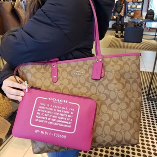 COACH  F36658 REVERSIBLE CITY TOTE IN SIGNATURE Color: Khaki/cerise สีใหม่ล่าสุด