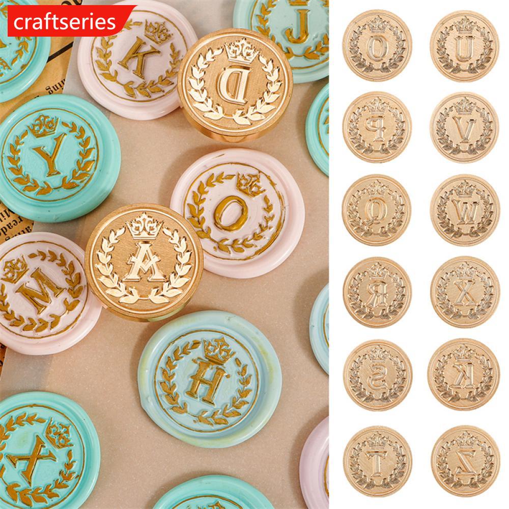 Craftseries หัวแสตมป์โลหะ ลายตัวอักษรยุโรป 25 มม. พร้อมตราประทับขี้ผึ้ง สําหรับตกแต่งซองจดหมายเชิญงา