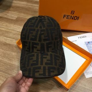 หมวก
Fendi Hi​-end free box​set