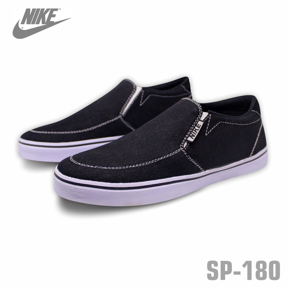 รองเท้า Nike Slip On แบบเรียบง่าย