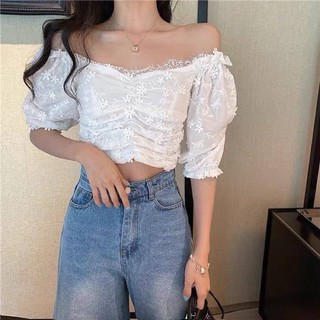 เสื้อครอปเย็บจับเดรฟหน้าอก ผ้าฉลุลายดอกไม้ SEP1702