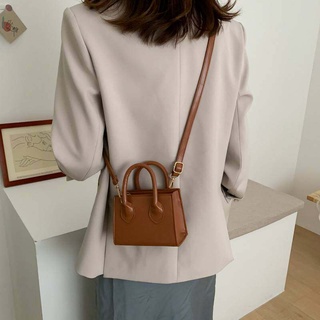 กระเป๋าแฟชั่นผู้หญิงสะพายไหล่ crossbody คาดลำตัว ราคาถูกที่สุด B67  กระเป๋าแฟชั่น  มี 1 สี สีน้ำตาล ส่งฟรี
