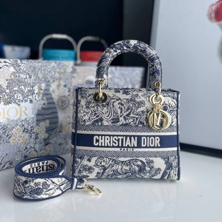 กระเป๋า CHRISTIAN DIOR D-LITE งาน Vip💛  สำหรับรุ่นนี้ งานปักของเค้าคือละเอียดมากจริงๆ