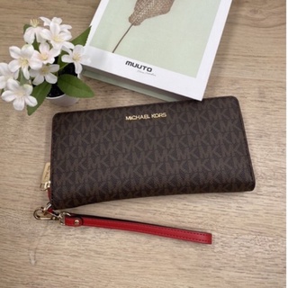 (ผ่อน0%) กระเป๋าสตางค์ซิปรอบ ลายmk สายคล้องมือสีแดง Michael Kors 35F8GTVT3B Jet Set Travel  Zip Around Wallet Wristlet