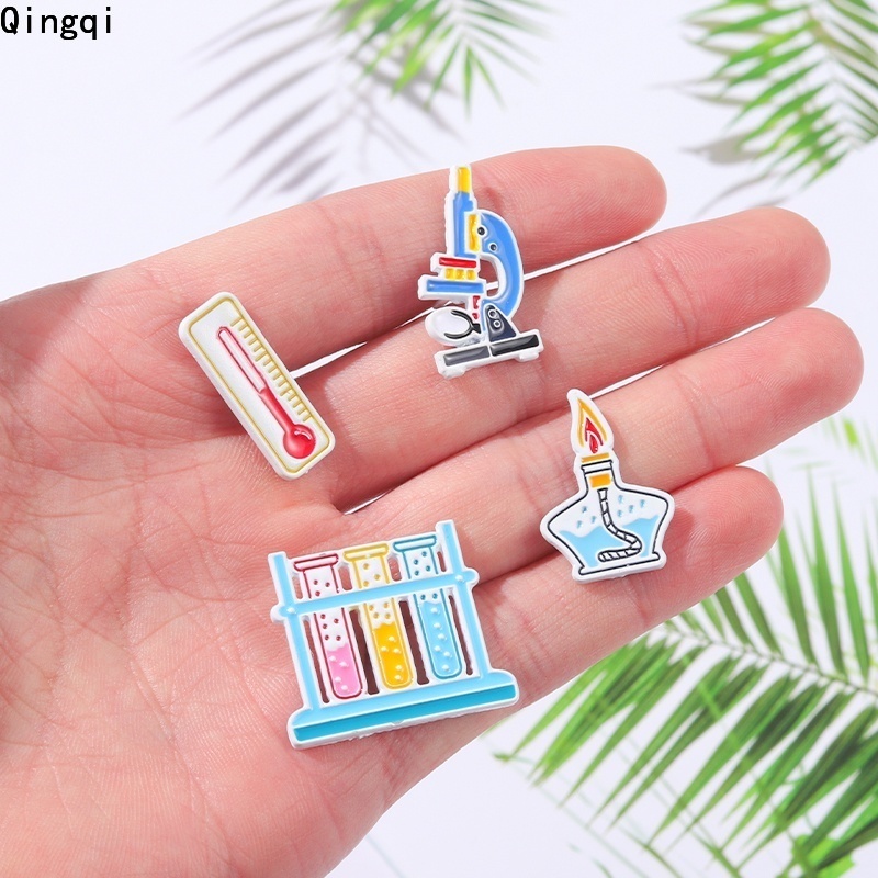 เข็มกลัดการ์ตูนเคมี Pins เคลือบกล้องจุลทรรศน์เครื่องวัดอุณหภูมิตกแต่งกระเป๋าเป้สะพายหลัง