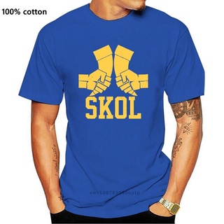 ผ้าฝ้ายคอกลมเสื้อยืด พิมพ์ลาย Old Glory Vikings Skol Raised Horns Flagon s 7966 สไตล์คลาสสิก สําหรับผู้ชาย 470299from S-