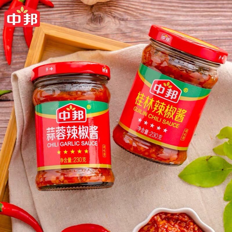 ซื้อ ซอสพริกกระเทียม เผ็ดอร่อยหอมพริกกระเทียม คู่ครัวอาหารเสฉวน (230g) 中邦桂林辣椒酱 Zhongbang garlic chili sauce