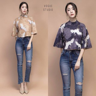 เสื้อครอปแขนบานทรงไหล่ตก พิมพ์ลายอย่างดี ใช้ผ้าหนังกลับเนื้อนิ่ม ทรงสวย
