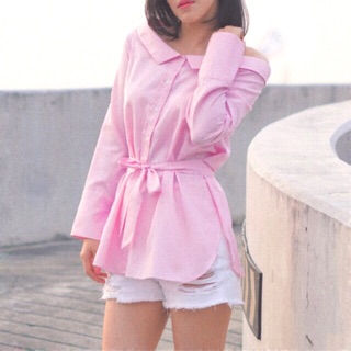 Stella and Luna off-shoulder blouseเสื้อเชิ้ตตัวยาว คอปาด ทรงoversize สีชมพู