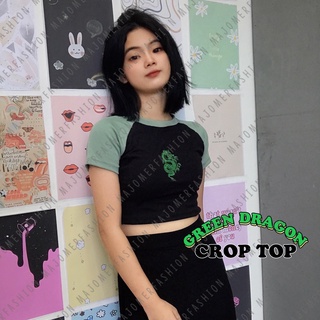 คุณผู้หญิง ® | เสื้อยืด พิมพ์ลาย DRAGON CROP TOP สีเขียว สําหรับผู้หญิง