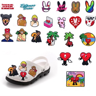 crocs รองเท้า charms น่ารักการ์ตูน bad bunny croc รองเท้าตกแต่งหัวเข็มขัดอุปกรณ์เสริม DIY ที่ถอดออกได้เด็กของขวัญ jibbitz