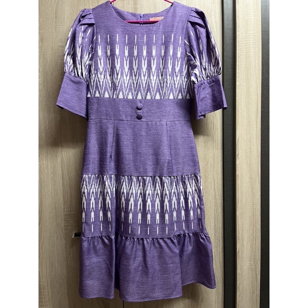 เดรสผ้าไทยสีม่วง โทนสุภาพจากร้าน Elgrand