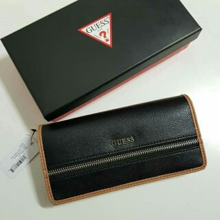 Guess leather wallet กระเป๋าสตางค์ใบยาวรุ่นซิปรอบ ด้านหน้าแต่งโลโก้แบรนด์โลหะสีเงินภายในมีช่องใส่ธนบัตร เหรียญ