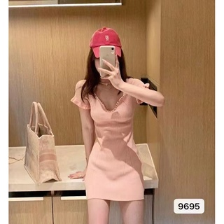 9695🍑เดรสไหมพรม มีความคอเว้าเบาๆ ทรงเข้ารูปสวยยย !!! เซ็กซี่ เนื้อไหมพรมใส่สบาย(สินค้าพร้อมส่ง)