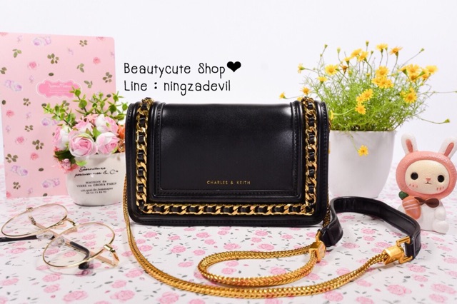 Chain best sale rimmed clutch