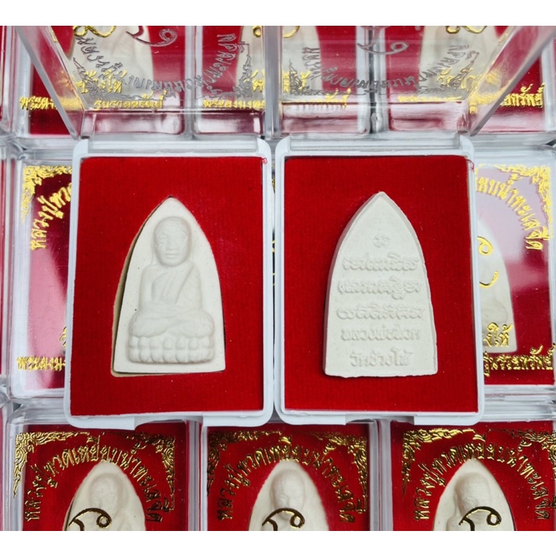 ราคายกลัง 100 องค์ หลวงปู่ทวด วัดช้างไห้ เนื้อผงมวลสารมงคล พิมพ์เตารีด นิยม มีกล่องบรรจุ เหมาะเป็นของชำร่วย