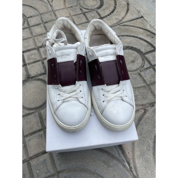 Valentino sneaker (ของแท้) อุปกรณ์ครบ ของอยู่ กรุงเทพ