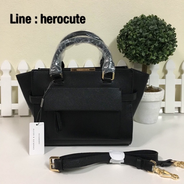 CHARLES &amp; KEITH TRAPEZE TOP HANDLE BAG แท้Outlet